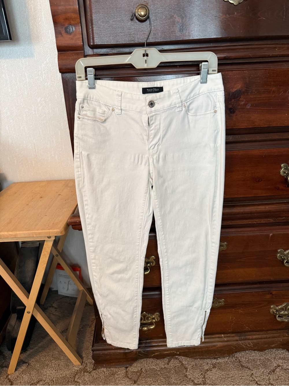 White House Black Market White Cropped Ankle Zip Jeans